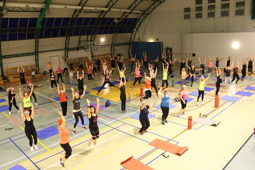 Tak się ćwiczy i pomaga w Staszowie! Mikołajkowy Event Fitness z Joanną Słomińską i dwoma przystojnymi Mikołajami [ZDJĘCIA, FILM]