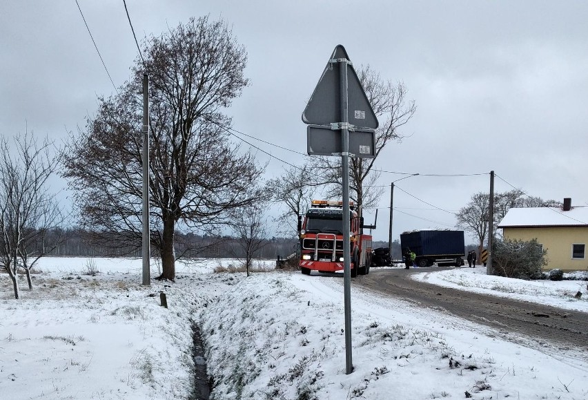 Wypadek ciężarówki w Brzezinkach