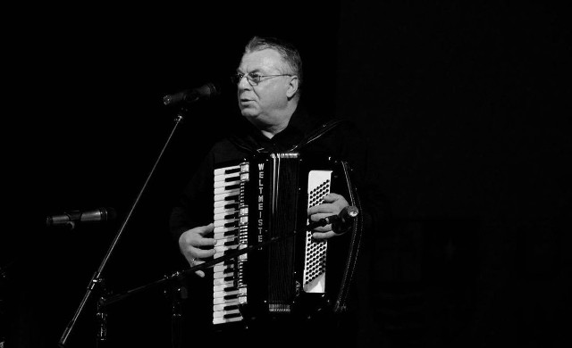 Paweł Żerdecki na scenie Wojewódzkiego Domu Kultury w Kielcach w 2016 roku.