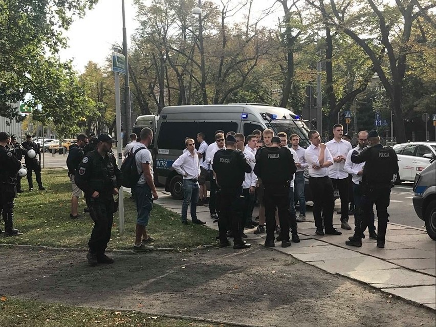 I Marsz Równości. Policja zatrzymała agresywnych mężczyzn. Doszło do szarpaniny w Alei Fontann [WIDEO]