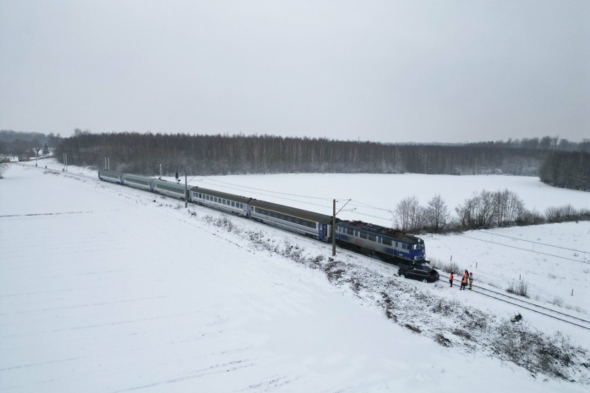 Zderzenie pociągu z samochodem osobowym w Charnowie.