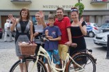 Gra miejska Muzeum Wojska. Adam Kubas wygrał rower dla żony (wideo)