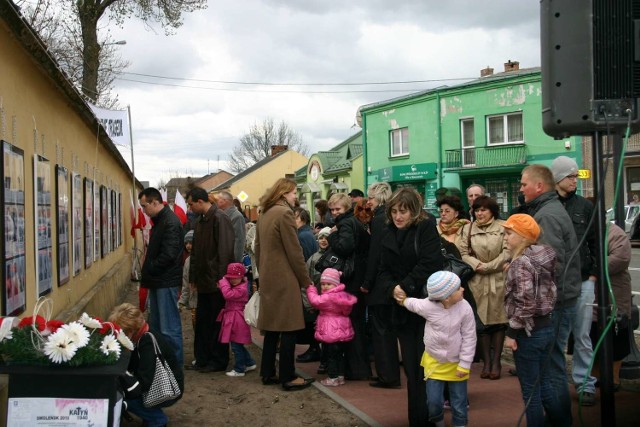 Mieszkańcy Skaryszewa w skupieniu obejrzeli wystawę plenerową poświęconą mordowi w Katyniu i katastrofie smoleńskiej.