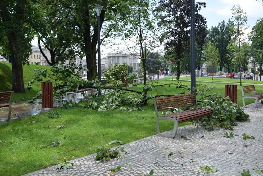 Burza nad Lublinem. Połamane drzewa, uszkodzone auta, zalane ulice [ZDJĘCIA]