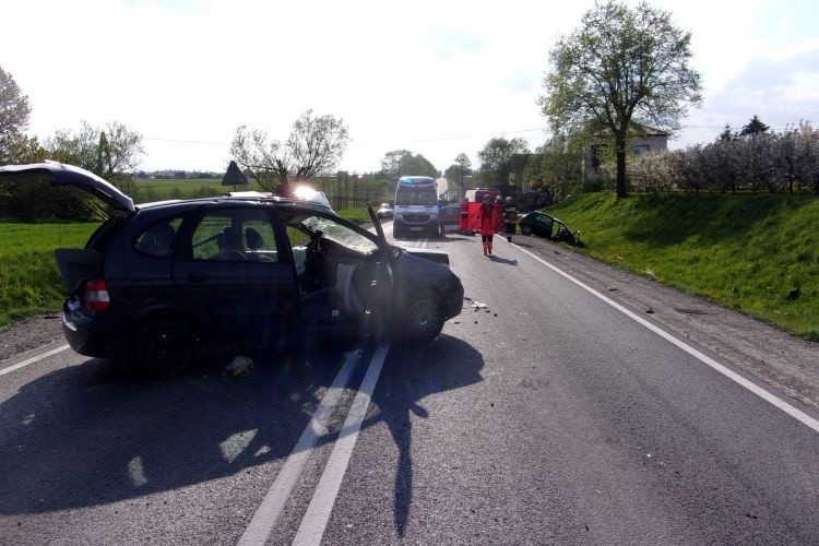 Śmiertelny wypadek na krajowej trasie numer 74 w Olszownicy. Jedna osoba zginęła, trzy zostały ranne