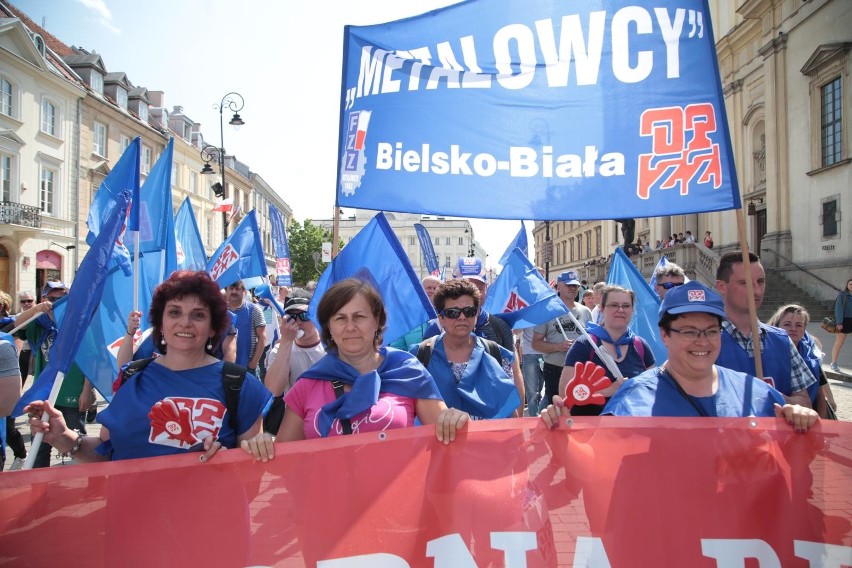 1 maja w Warszawie. Ulicami stolicy przeszedł marsz OPZZ pod hasłem "Polska potrzebuje wyższych płac"