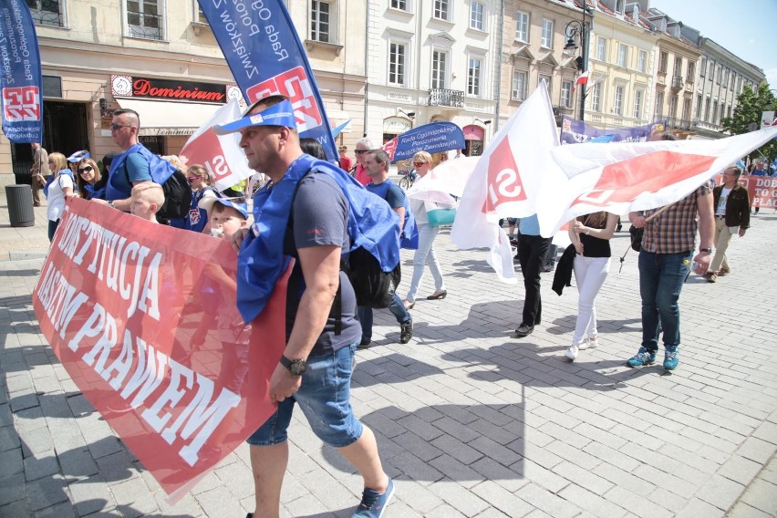 1 maja w Warszawie. Ulicami stolicy przeszedł marsz OPZZ pod hasłem "Polska potrzebuje wyższych płac"