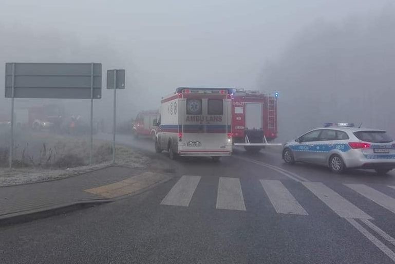 Treblinka. Zderzenie dwóch samochodów we mgle, 19.12.2019. Jedna osoba przewieziona do szpitala. Zobaczcie zdjęcia