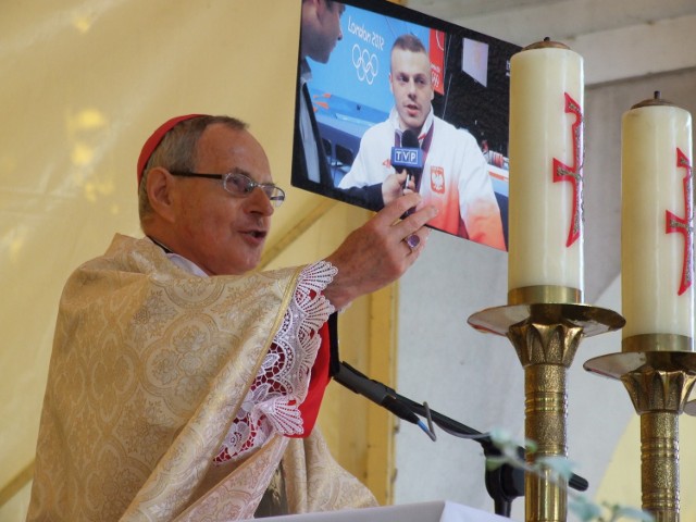 Niecodzienne zachowanie biskupa Antoniego Długosza wywołało entuzjazm w zespołach