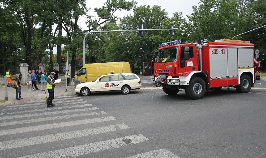 Wypadek na Milionowej. Jedna osoba poszkodowana [ZDJĘCIA+FILM]