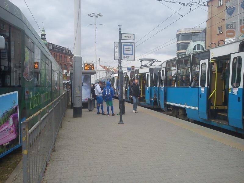 Wrocław: Uszkodzone torowisko na Piłsudskiego. Tramwaje jeździły objazdami (ZDJĘCIA)