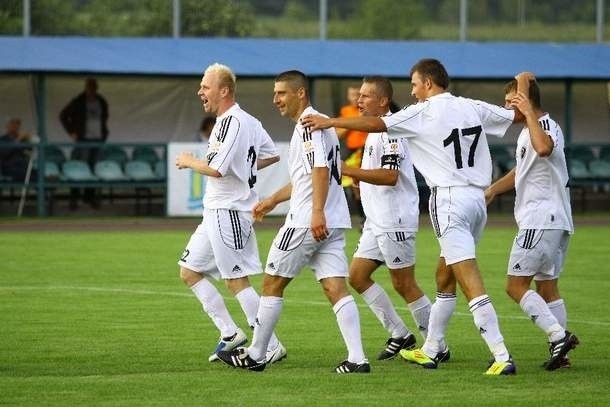 Zawodnicy Ruchu Zdzieszowice, od lewej: Kamil Szyndzielorz, Leszek Juszczak, Mariusz Kapłon, Krzysztof Hałgas (nr 17 tyłem) i Daniel Rychlewicz.