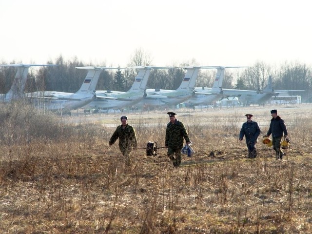 Katastrofa w Smoleńsku. Rosyjscy wojskowi i milicjanci rozciągający kable zasilające oświetlenie pasa startowego kilka godzin po katastrofie