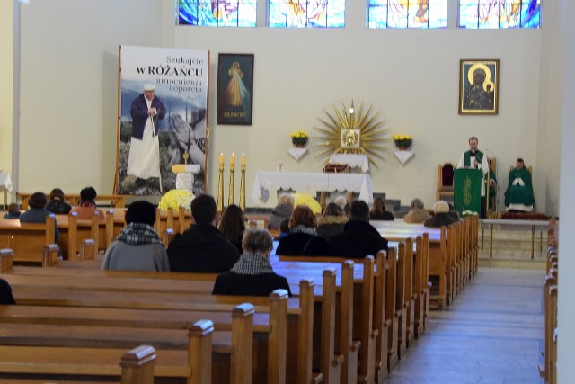 Od soboty, 7 listopada, obowiązuje zmniejszona liczba wiernych w kościołach - podczas mszy świętej i innych nabożeństw nie może być więcej niż 1 osoba na 15 m kwadratowych. W niedzielę, 8 listopada, sprawdziliśmy, jaka była sytuacja w kościołach w Staszowie - pod wezwaniem Świętej Barbary oraz w parafii Ducha Świętego.Zachęcamy do obejrzenia galerii zdjęć. Szczegóły na kolejnych slajdach.(dor)