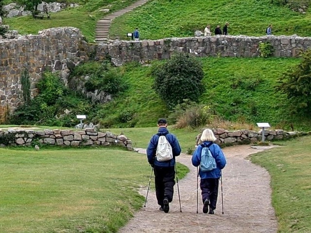 Energiczny spacer z kijkami nordic walking można uprawiać wszędzie.