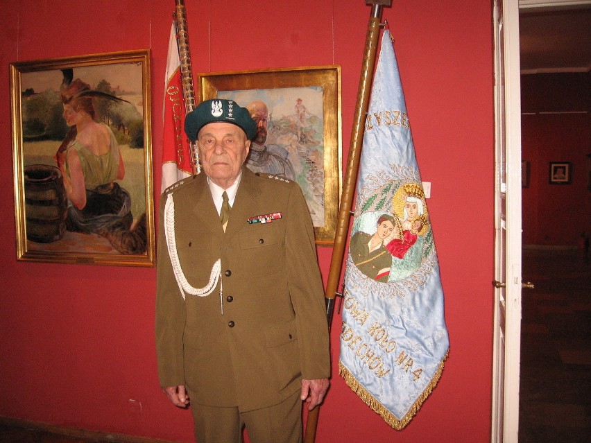 Prawie 90 letni kapitan Eugeniusz Siwiec, przekazał muzeum...