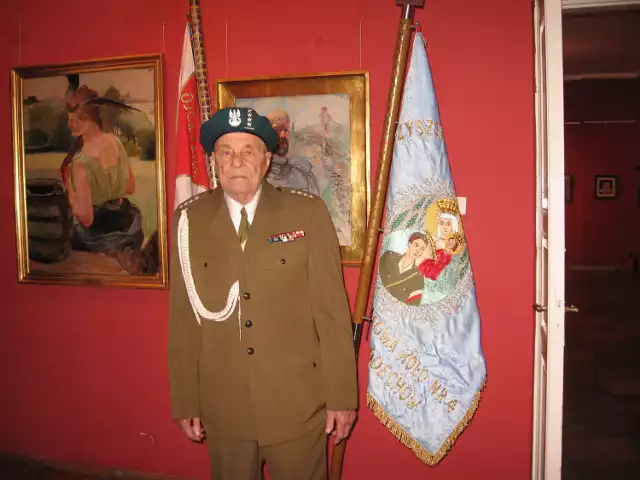 Prawie 90 letni kapitan Eugeniusz Siwiec, przekazał muzeum  dwa sztandary symbolizujące AK.