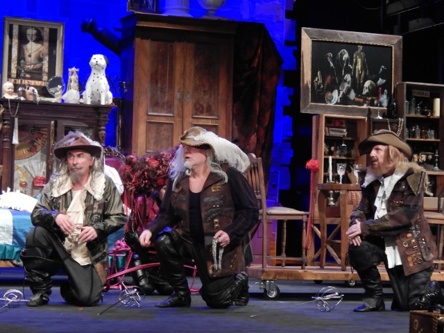 Spektakl "Trzej Muszkieterowie" to hit w Opolskim Teatrze Lalki i Aktora w Opolu.