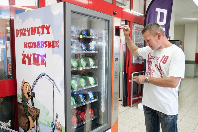 Kolejny automat z robakami dla wędkarzy w Słupsku (wideo) Drugi automat z przynętą dla wędkarzy w Słupsku stoi przy Kauflandzie.