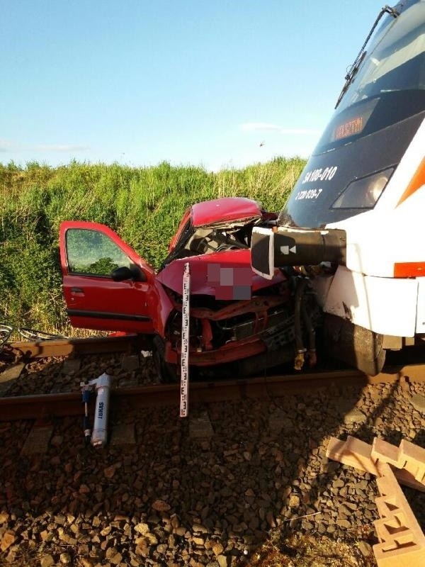 Wolsztyn: Samochód zderzył się z pociągiem. Dwie osoby nie...