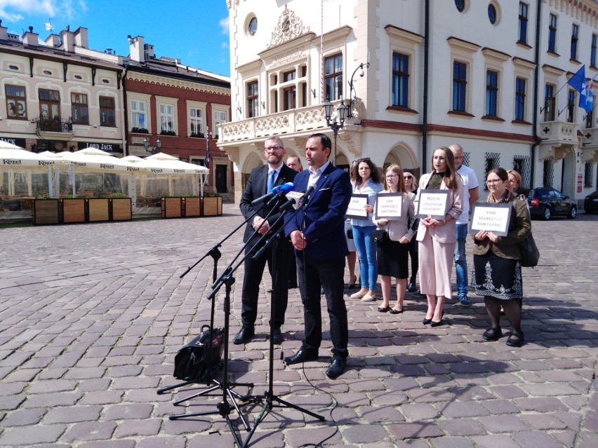 Grzegorz Braun mówił w Rzeszowie o segregacji sanitarnej i o kącikach dla trędowatych w wojsku. Ale gdzie one są - nie powiedział