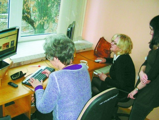 Kleta Sokołowska i Nina Paliczuk poznają tajemnice internetu pod okiem Barbary Frankowskiej, bibliotekarki MBP w Hajnówce.
