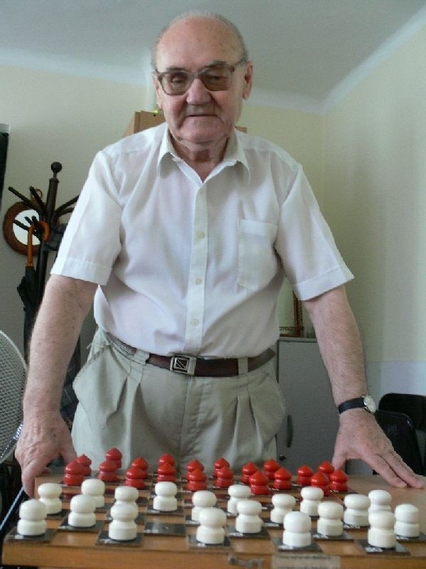 77- letni Kazimierz Bordun z Tarnobrzega, był najstarszym uczestnikiem Ogólnopolskiego Turnieju w Warcabach 100-polowych Niewidomych i Słabowidzących o Puchar Ziemi Przemyskiej.