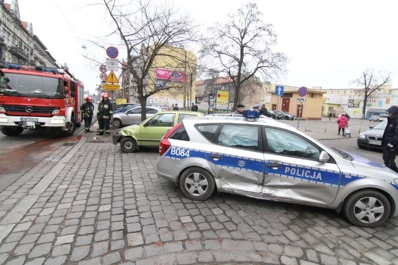 Wypadek radiowozu i dwóch aut osobowych na Rakowcu,...