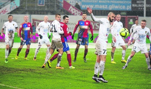 Przez fatalne boisko mecz Piasta z Pogonią zapowiadany jako hit, rozczarował kibiców i piłkarzy