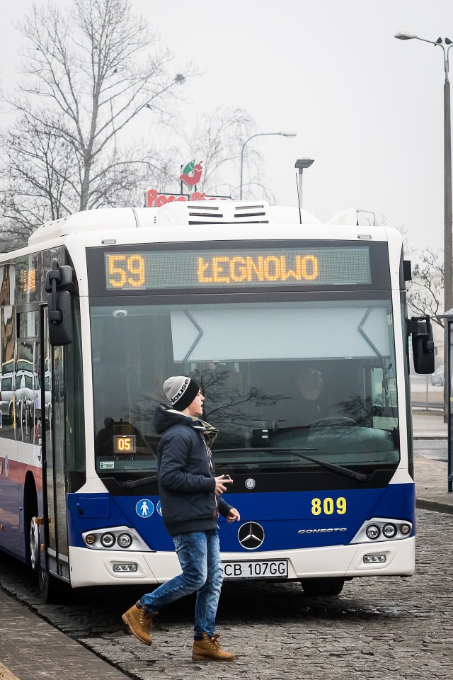 Wczoraj na bydgoskie ulice wyjechało 6 nowiutkich mercedesów conecto w tym jeden przegubowy. Kolejnych 5 dołączy na trasy jeszcze w tym tygodniu.