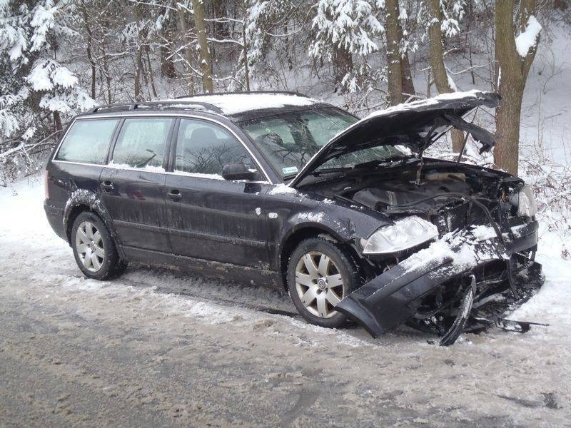 Łazy Biegonickie. Czołowe zderzenie aut. Ofiara wypadku w szpitalu [ZDJĘCIA]