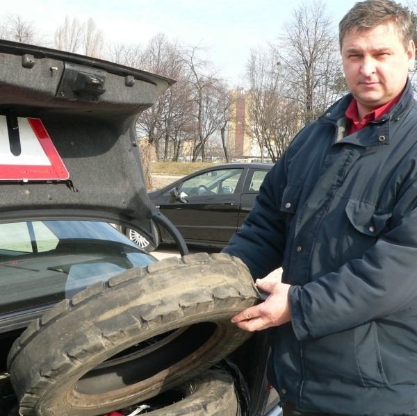 Andrzej Kaproń wymienił dwie opony w ciągniku na nowe. Nie przypuszczał, że po paru tygodniach będą się one nadawały tylko do wyrzucenia.