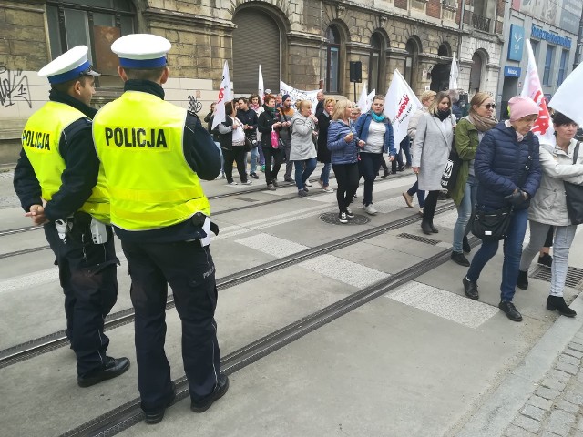 Protest pracowników Miejskiego Ośrodka Pomocy Społecznej w Łodzi i Domów Pomocy Społecznej