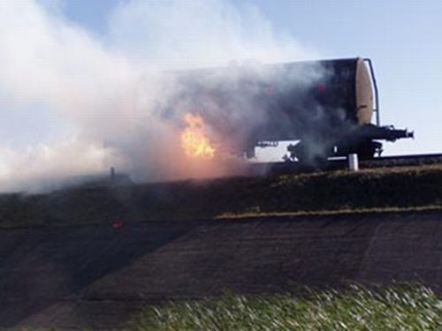 - W Skarżysku strażacy gasili płonący elektrowóz. Pociąg wiózł cysterny z nawozem.