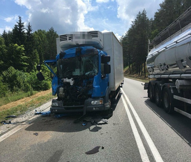 Rybniki. Wypadek dwóch tirów i ciężarówki zablokował DK8