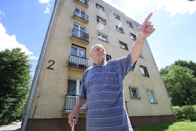Edward Gajek, który od trzynastu lat mieszka w jednym z niewielu bloków w Morawicy  nie dowierza, że stanie się ona miastem.