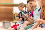 Szkoła bez telefonów? Rada Dzieci i Młodzieży przy MEiN: trzeba wprowadzić całkowity zakaz używania telefonów w szkole