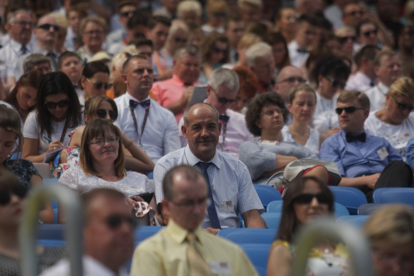 Kongres Świadków Jehowy na Stadionie Śląskim. Dzień 1. Wierni w Chorzowie przez trzy dni będą brać udział w spotkaniach ZDJĘCIA