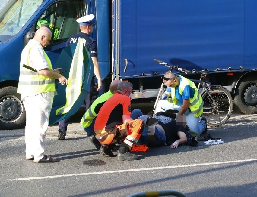 Świadkowie wypadku mówią, że motocyklista zatrzymał się w...