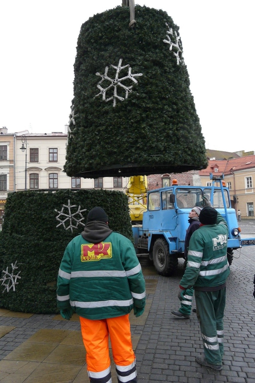 Zobacz jak ustawiano choinkę przed lubelskim ratuszem (ZDJĘCIA)