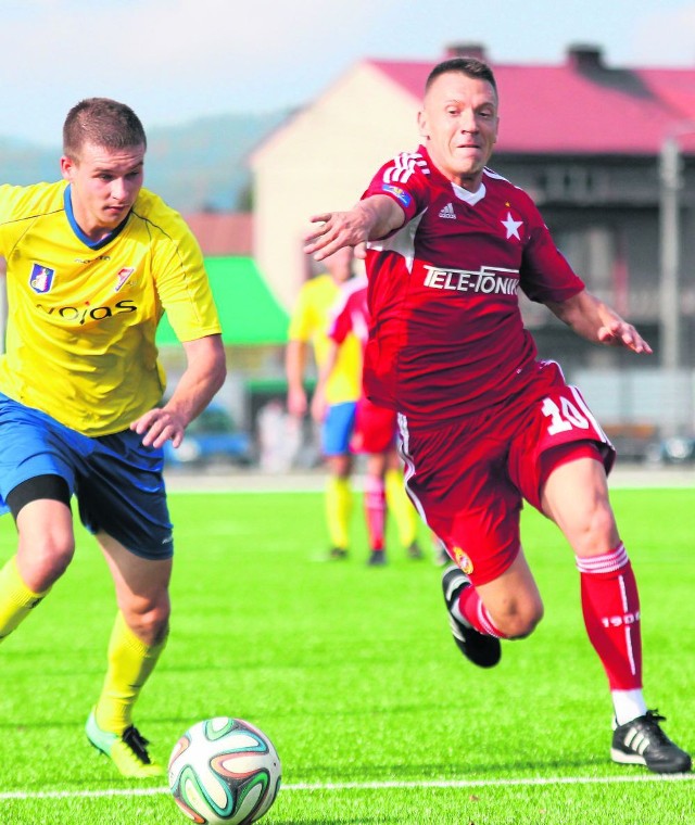 Łukasz Garguła (z prawej) strzelił wczoraj  w samej końcówce gola na 2:2 dla Wisły Kraków w sparingu z Podhalem Nowy Targ