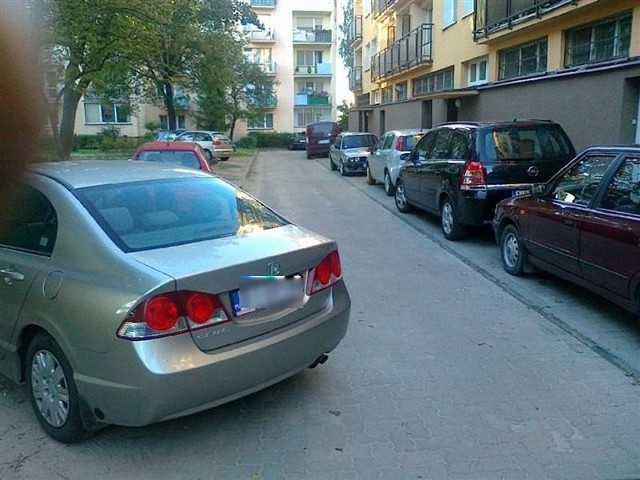 Honda zablokowała drogę przed blokiem