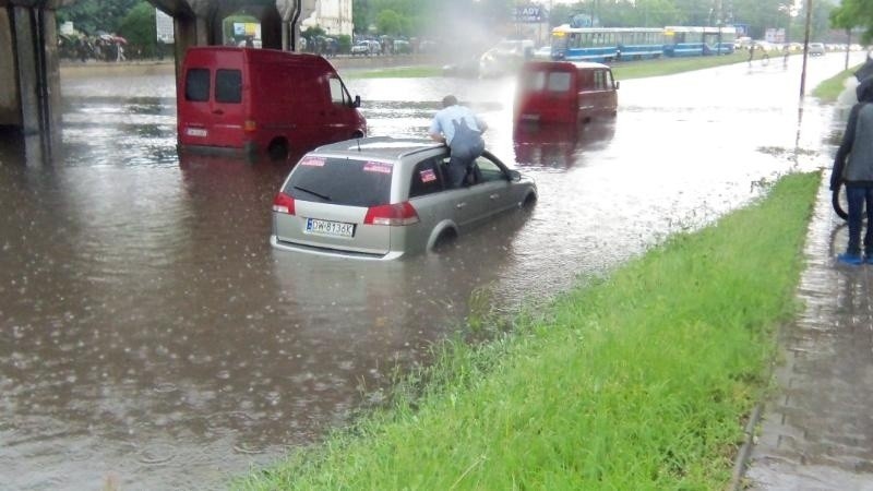 Powódź na Legnickiej. Zobacz zdjęcia!