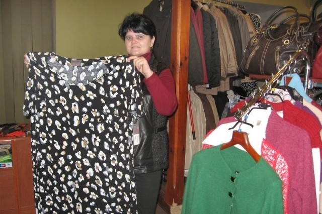 - Sukienki i bluzki w rozmiarze 56 nie są w Radomiu czymś niezwykłym &#8211; pokazuje Zofia Zimnicka, właścicielka sklepu dla puszystych pań w Radomiu.