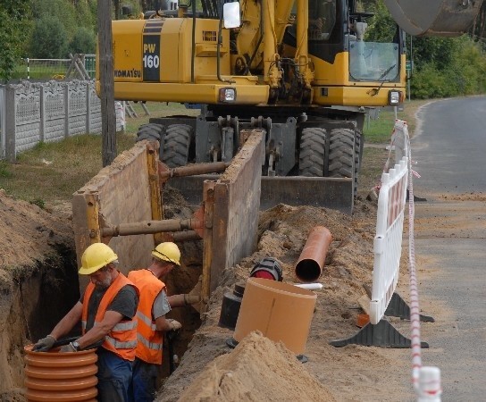 Prace prowadzone są w pięciu miejscach na terenie Kalinowa i Niesulic. Tę ekipę spotkaliśmy w pierwszej z wymienionych osad (fot. Marek Marcinkowski)