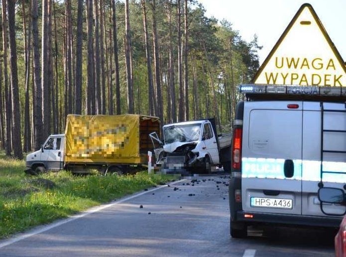 W lesie zderzyły się dwa dostawcze samochody. Kierowca...