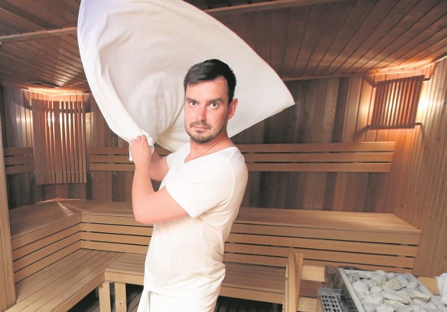 Damian Rurarz na co dzień pracuje w hotelu Binkowski w Kielcach, gdzie prowadzi Strefę Wellness@Spa i organizuje seanse saunowe. W przypadku kielczanina machanie ręcznikiem z pasji przerodziło się w sposób na życie 
