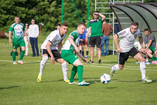 Piłkarze Garbarni (jasne koszulki) w sobotę podejmą Karpaty Krosno