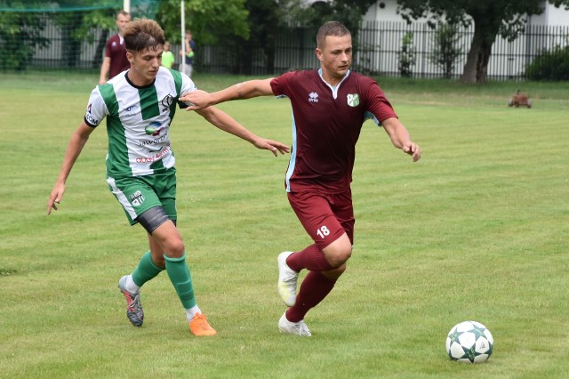 Chełmek w premierze jesieni oświęcimskiej okręgówki pokonał na własnym boisku Victorię Jaworzno 2:1. Na zdjęciu Grzegorz Kantek, autor zwycięskiego trafienia (z prawej).