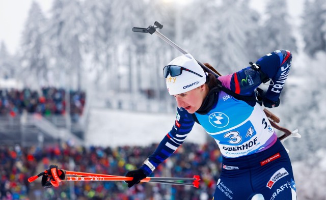 Francuzka Julia Simon i jej koleżanki z drużyny okazały się najlepsze w rywalizacji sztafetowej w Oberhofie i Ruhpolding.